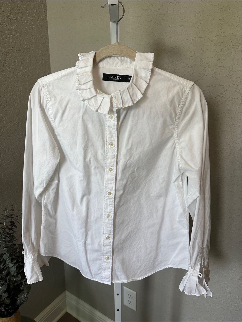 Lauren Ralph Lauren Black Label crisp white button down blouse w ruffle collar